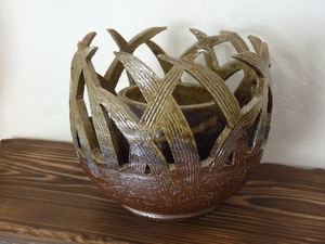 焼き締め草文花器