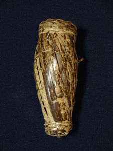 虎斑竹掛け花入れ　蓑虫